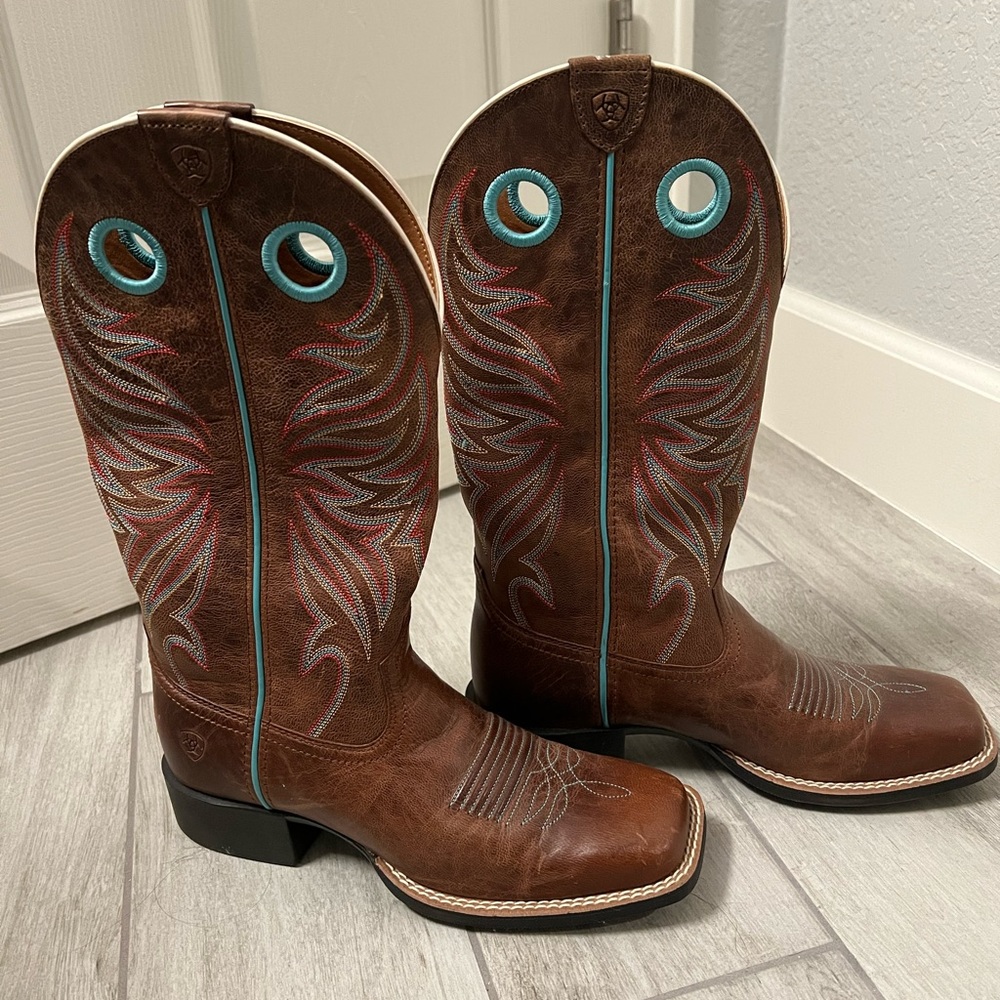 7.5 Ariat cowboy boots